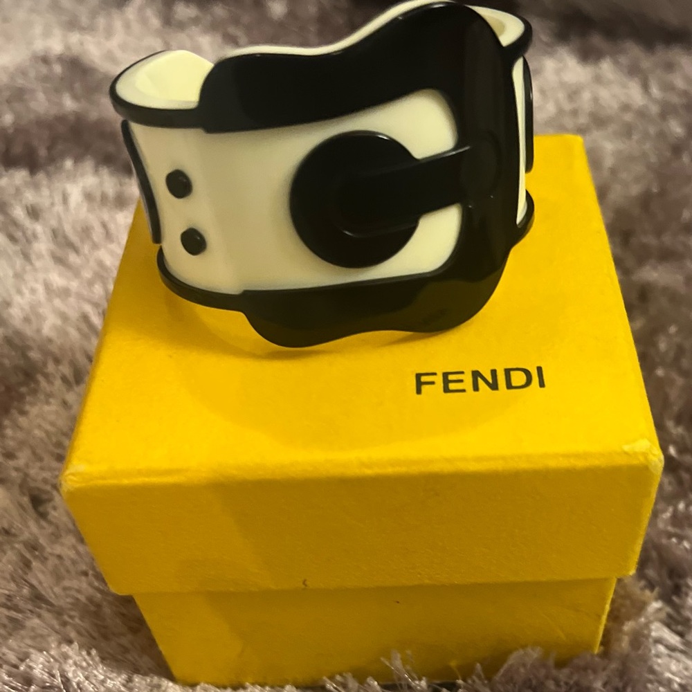 💛💛Fendi Cuff Bracelet💛💛